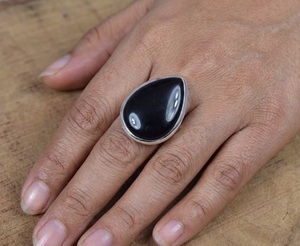 Vente en gros d'anneaux en argent sterling 925 avec pierre précieuse en onyx noir naturel en forme de poire, bijoux élégants faits à la main, fabricant et fournisseur de bijoux fins - Product Image 5