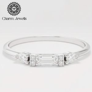 Bague de fiançailles classique pour femme en argent plaqué or 18 carats avec moissanite taille coussin et sertissage à griffes - Product Image 2