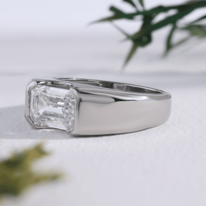 Anillo de lujo con diamante talla esmeralda en oro blanco, banda gruesa con engaste de bisel, anillos de compromiso para hombre, joyería moderna nupcial o de primera calidad para hombre - Product Image 3