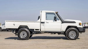PREMIÈRE MAIN TITULAIRE 2025 TOYOTA LAND CRUISER PICKUP LC79 SIMPLE CABINE 4.2L DIESEL V6 BOÎTE MANUELLE VÉHICULE D'OCCASION PICKUP CONDUITE À GAUCHE EN BON ÉTAT - Product Image 2
