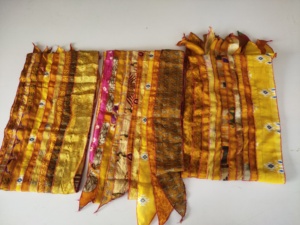 Écharpe en soie jaune à imprimé géométrique ethnique, forme carrée, multifonctionnelle, tendance pour femmes, toutes saisons - Product Image 3