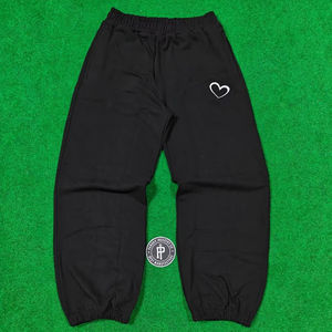 Pantalones deportivos negros de 400 GSM con bordado para hombre, con puños ajustables y cordón, 100% algodón premium. - Product Image 1
