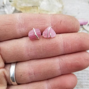 ต่างหูคริสตัลทัวร์มาลีนสั่งทำพิเศษ ต่างหูแบบมินิมอลทำมือ ของขวัญสำหรับเธอ - Product Image 1