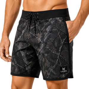 กางเกงขาสั้นชายลายพรางสีดำแบบ Woodland Camo แห้งเร็ว ยืดหยุ่นได้ เหมาะสำหรับเล่นเซิร์ฟ ว่ายน้ำ มีกระเป๋าข้าง พร้อมโลโก้สั่งทำพิเศษ กางเกงชายหาดสำหรับเล่นกีฬาทางน้ำ - Product Image 1