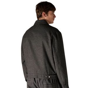 Chaqueta de Espiga a Medida para Hombre en Color Carbón con Cierre de Cremallera Elegante, Tela de Alta Calidad y Diseño Moderno para Mayor Comodidad - Product Image 6