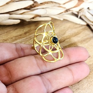 Bague en laiton plaqué or 18 carats pour femme, design bohème tendance, motif géométrique en treillis avec pierres précieuses et onyx noir, style tribal, pour la vente en gros/OEM/ODM - Product Image 2