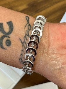 สร้อยข้อมือแบบโซ่เคลือบโรเดียมทองคำขาว 18K ประดับเพชรพาเว่ ดีไซน์คลาสสิก เหมาะสำหรับทุกเพศทุกวัย ใช้ในงานปาร์ตี้ - Product Image 3