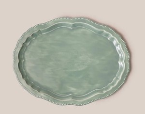 Fabricada con delicados motivos ornamentales, esta bandeja decorativa de metal puede ser utilizada para servir té, café, postres, bocadillos y frutas. - Product Image 1