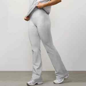 ชุดเซ็ตเสื้อยืดคอตตอนเจอร์ซีย์และกางเกงขาบานผ้าคอตตอนเจอร์ซีย์สำหรับผู้หญิง เนื้อผ้านุ่ม สวมใส่สบาย เหมาะสำหรับออกกำลังกาย - Product Image 6