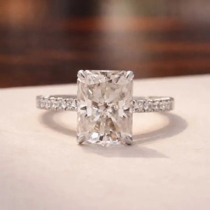 Anillo de Compromiso con Halo Oculto de Corte Radiante, Diseño Premium, Chapado en Oro Blanco de 18K, Plata de Ley 925, Moissanita con Claridad VVS, 8*10mm, 4 - Product Image 4