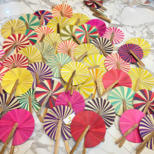 Éventail en feuilles de coco écologique, coloré et tissé, pour la décoration de la maison et des événements - Product Image 3