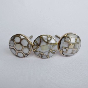 Tirador de latón estilo canadiense con perlas y concha para puerta de armario, diseño sencillo de lujo ligero, alta calidad para cómoda, dormitorio, cocina exterior - Product Image 1