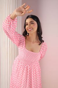 Robe longue en coton à carreaux roses avec manches longues, col carré, coupe décontractée, style décontracté d'été avec volants - Product Image 2
