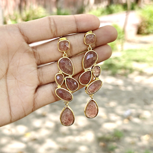 ต่างหูแฟชั่นทรงเหลี่ยมประดับพลอยเชอร์รี่ควอตซ์ ตัวเรือนทองเหลืองชุบทอง 18k ต่างหูคู่ยาวสำหรับผู้หญิง - Product Image 3