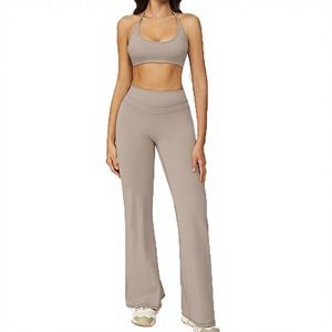Conjunto Deportivo de Yoga de Tallas Grandes de Alta Elasticidad con Sujetador Desmontable de Tirantes Halter y Pantalones Holgados de Pierna Recta con Logo Frontal - Product Image 3
