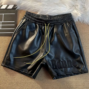 Shorts de Cuero Sólido en Stock con Cintura Elástica, Bolsillos Laterales, Cordón Elástico en la Parte Inferior y Bordado Sencillo para Hombre - Product Image 1