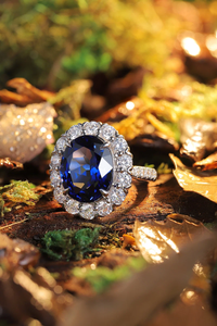 Anillo de Compromiso de Lujo para Mujer con Zafiro y Halo de Diamantes Redondos de Corte Brillante, Certificado IGI - Product Image 5