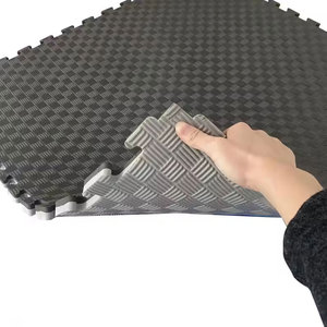 Tapis de karaté souples et légers en matériau amortissant, conçus pour une utilisation prolongée en entraînement. - Product Image 3