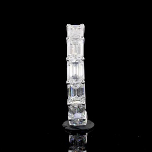 Bague d'éternité minimaliste en or blanc massif 18 carats avec diamant de laboratoire taille émeraude 4 carats certifié IGI, style East West, pour mariage - Product Image 2