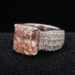 Anillo de Diamantes de Platino Elegante y Estilizado, Joyería Premium para Bodas, Compromisos, Fiestas y Ocasiones Especiales - Product Image 2
