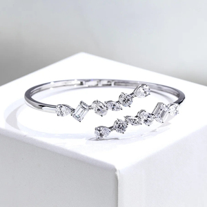 Brazalete Abierto de Oro 14K con Diamantes Cultivados en Laboratorio, Corte Pera, Redondo y Esmeralda, para Mujer, Venta al por Mayor, Ideal para Regalo y Fiesta - Product Image 1