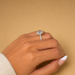 Anillo de Compromiso con Diamante Cultivado en Laboratorio de Corte Ovalado de 4 Quilates, Halo Oculto y Pavé, Certificado IGI, Oro Blanco de 14K, Anillo de Propuesta - Product Image 5