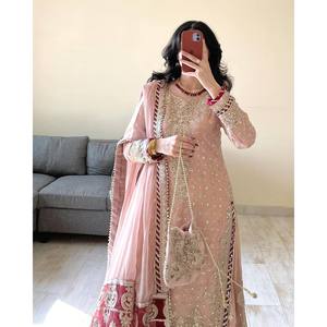 Ensemble Salwar Kameez en Soie de Créateur avec Haut, Bas et Dupatta, Bordure Fantaisie en Dentelle et Rivets Moti pour Mariages, Taille XL - Product Image 5