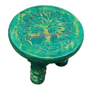Table d'autel ronde en bois à trois pieds avec motif d'arbre gravé, idéale pour l'affichage d'objets Wicca, païens, décoration ou cadeau - Product Image 1