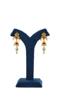 Ensemble de pendentifs à plusieurs niveaux orné de pierres vertes émeraude, de délicates perles blanches et de perles dorées. - Product Image 3