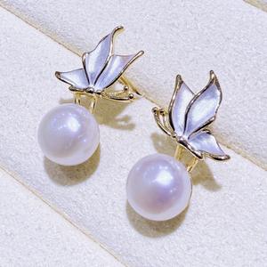 Pendientes de Perlas Naturales de Agua Dulce de Zhuji, Diseño de Mariposa Escarchada con Baño de Oro de 14K, Estilo Elegante para el Día a Día - Product Image 1