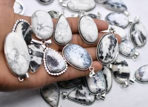 Pendentifs en pierres précieuses mélangées de style chrétien vintage Prem Bhaya, en howlite, opale dendrite, jaspe zèbre, plaqué argent antique - Product Image 2