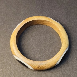 Brazalete de Resina y Madera Hecho a Mano de Lujo, Joyería Artesanal de Madera con Diseño Geométrico Incrustado en Blanco para Mujer, Ecológico - Product Image 5