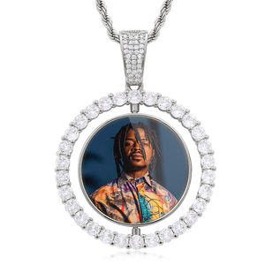 Colgante giratorio de moissanita con foto, redondo, doble halo, colgante personalizado con imagen, chapado en oro, unisex - Product Image 1