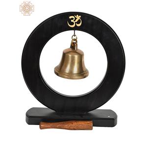 Campana de latón hecha a mano en soporte de madera con mazo Campana de artículo de decoración del hogar indio con soporte - Product Image 1