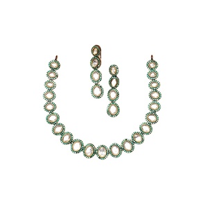 Conjunto de pendientes y collar en tonos dorados con borde de cuarzo verde adornado con piedra Polki blanca de elegancia clásica - Product Image 1