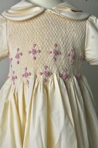 Robe smockée faite à la main pour bébés filles, style décontracté, fabrication ODM OEM au Vietnam, haute qualité, respirante et écologique - Product Image 3