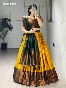 Conjunto Lehenga-Choli-Dupatta de Seda Tradicional India con Tejido Zari y Bordado en Contraste, Aspecto Elegante, Venta al Por Mayor - Product Image 5