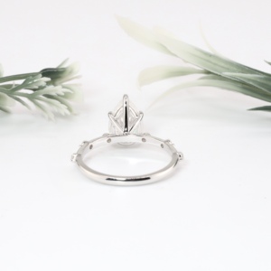 Anillo de Compromiso Vintage de Oro Blanco con Diamante Cultivado en Laboratorio de Corte Pera y Anillo de Boda con Acentos de Múltiples Piedras para Mujer, Venta al por Mayor, Regalo - Product Image 2