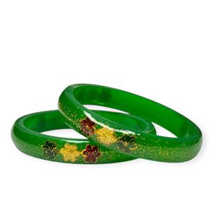 Conjunto de Brazaletes Acrílicos Rojos de Moda con Diseño de Flor y Perlas de Imitación Brillantes, Bañados en Oro, para Bodas - Product Image 1