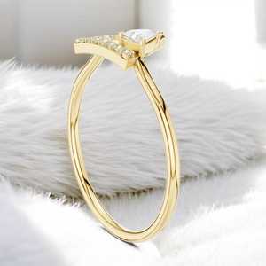 Bague géométrique moderne en moissanite taille ronde, en argent 925 plaqué or, style romantique, bijou cadeau original - Product Image 2