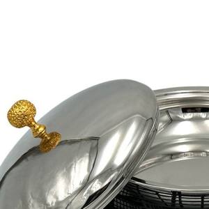 Plat à chafing unique en acier inoxydable rond avec base décorative en fil noir et couvercle à bouton doré pour service de buffet de boutique - Product Image 4