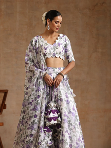 Lehenga Choli à imprimé floral blanc avec motif de fleurs violettes et dupatta |   Tenue Traditionnelle Ethnique Festive pour Mariage et Soirée - Product Image 4