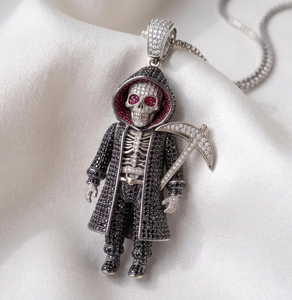 Colgante de plata con diseño de esqueleto de la Parca, figura con capucha y apariencia de diamante, ideal para regalo de joyería. - Product Image 1