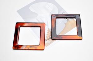 Bolsos de resina hechos a medida con asa de hoja grande y adornos de latón, ideales para la reventa por parte de tiendas de accesorios de moda. - Product Image 5