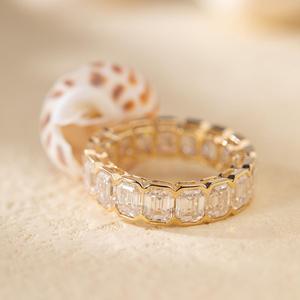 Bague de mariage de luxe en or jaune massif 14 carats avec diamant de laboratoire taille émeraude 5x3mm, sertie demi-cerclée et éternité complète - Product Image 5