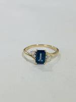 Bague classique à sertissage bypass en or jaune 14 carats, sertie d'un saphir bleu de laboratoire et de diamants de laboratoire, bijoux fins