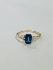 Bague classique à sertissage bypass en or jaune 14 carats, sertie d'un saphir bleu de laboratoire et de diamants de laboratoire, bijoux fins - Product Image 1