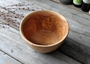 Bol à salade en bois fait main - Cadeau de cuisine personnalisé, écologique et durable pour elle, pour lui, anniversaire, mariage - Product Image 5
