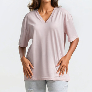 T-shirt ample pour femme, style actuel, rose clair, col en V, imprimé couleur unique, prix de gros auprès d'un fabricant pakistanais - Product Image 1