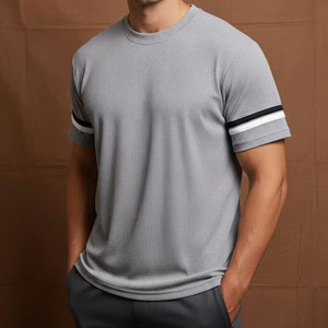 เสื้อยืดผู้ชาย SOSH ทรงดรายฟิต คอทรงกลม แขนสั้น ลำลอง ผ้าคอตตอน 100% ทอแบบอินเตอร์ล็อค ลายทาง - Product Image 1